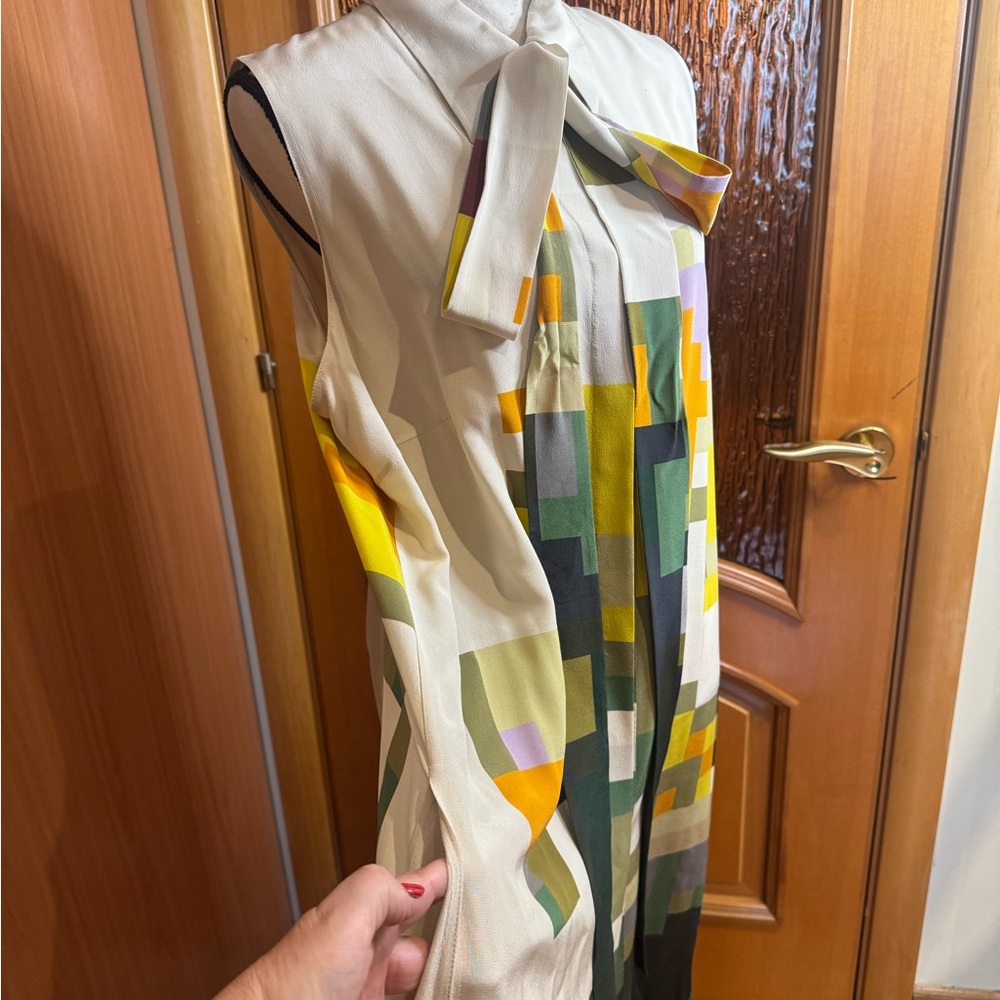 Akris Pixel Flowers Sleeveless Silk Crepe
Shirtdress 16 - Picture 7 of 16